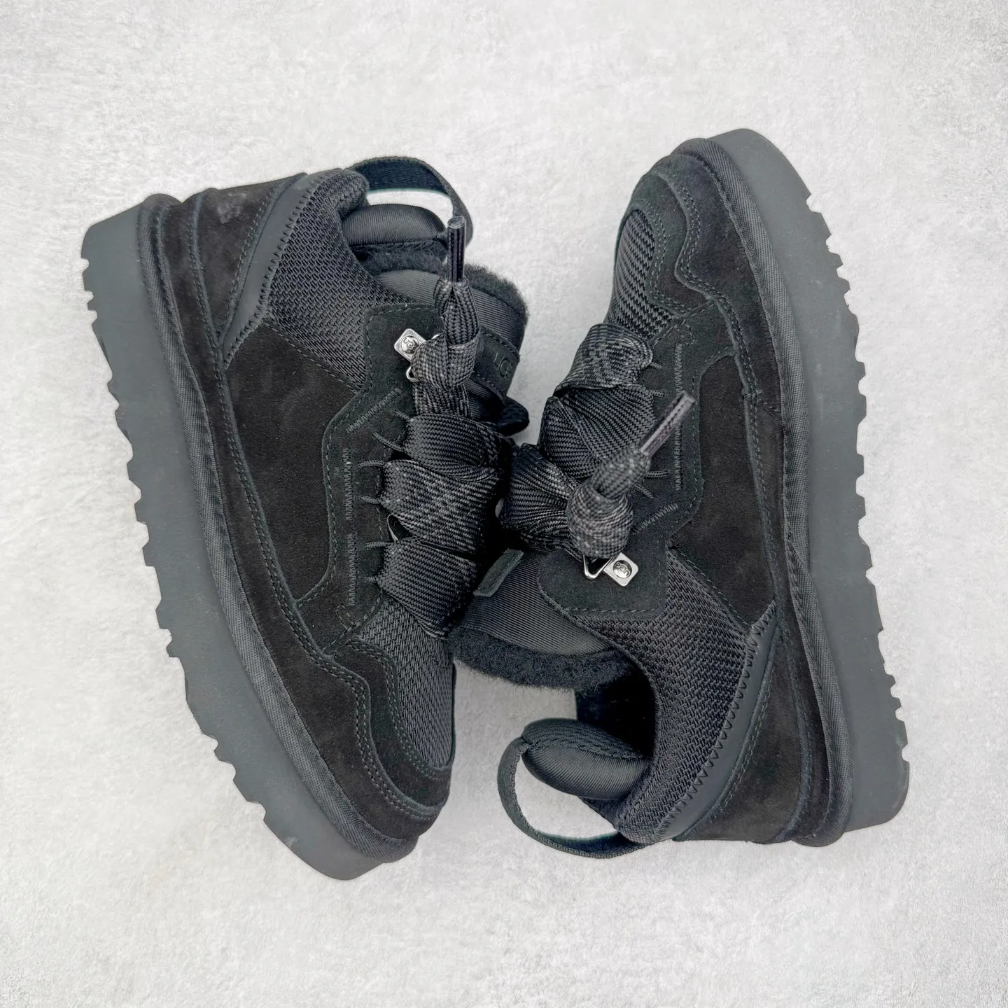 Pick up locally💰640 UGG 4032 Meyer autumn and winter sheepskin and fur integrated snow boots. All shoes are made of ZP from the same factory. Longfeng A-grade Australian imported sheepskin and fur integrated. Men's and women's boots brand OEM production line fully follows the ZP process. OEM original pattern maker adheres to the principle of no original shoes and no development selection. Pay attention to every detail. The most authentic version on the market TREADLITE "Light Wing" technology outsole Lightweight/durable/flexible/pile size: 35 36 37 38 39 40 41 42 43 44 45 Coding: by3936030